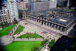 EN-PLAZAMIENTOS POLÍTICOS (registro de la intervención en la  Plaza de la Constitución, Santiago, Chile )