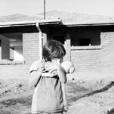 Niña de Población con Muñeca