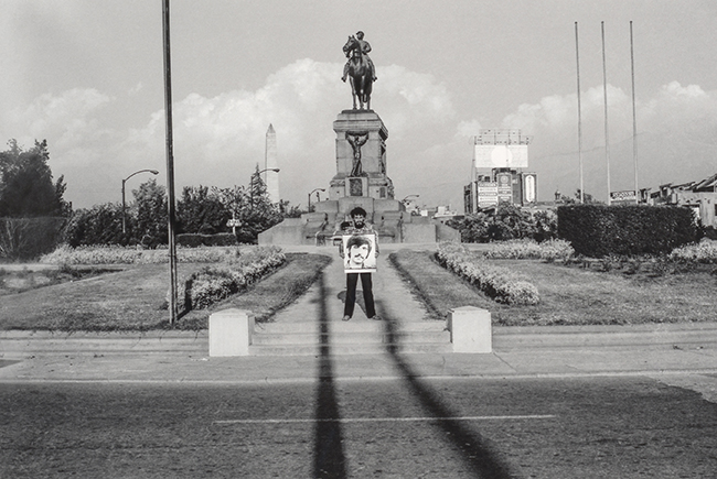 Plaza Italia (serie intervención urbana con letrero) Plaza Italia (serie intervención urbana con letrero)