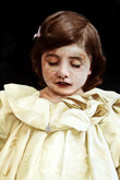 NIÑA CON VESTIDO AMARILLO (V. PUELMA)