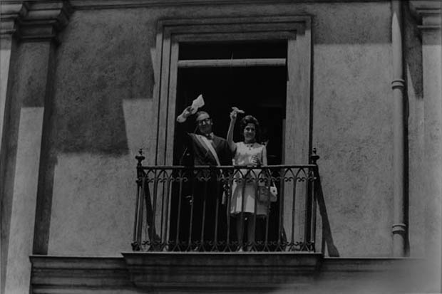 FOTOGRAFÍA DE PRIMER PLANO BALCÓN DE LA MONEDA, NOVIEMBRE 1970 FOTOGRAFÍA DE PRIMER PLANO BALCÓN DE LA MONEDA, NOVIEMBRE 1970