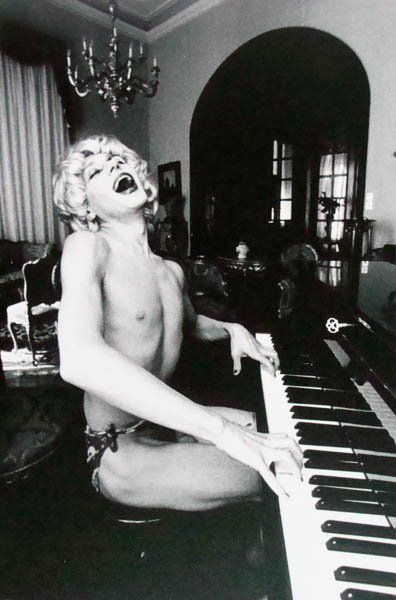 LANA TURNER (registro fotográfico de performance) LANA TURNER (registro fotográfico de performance)