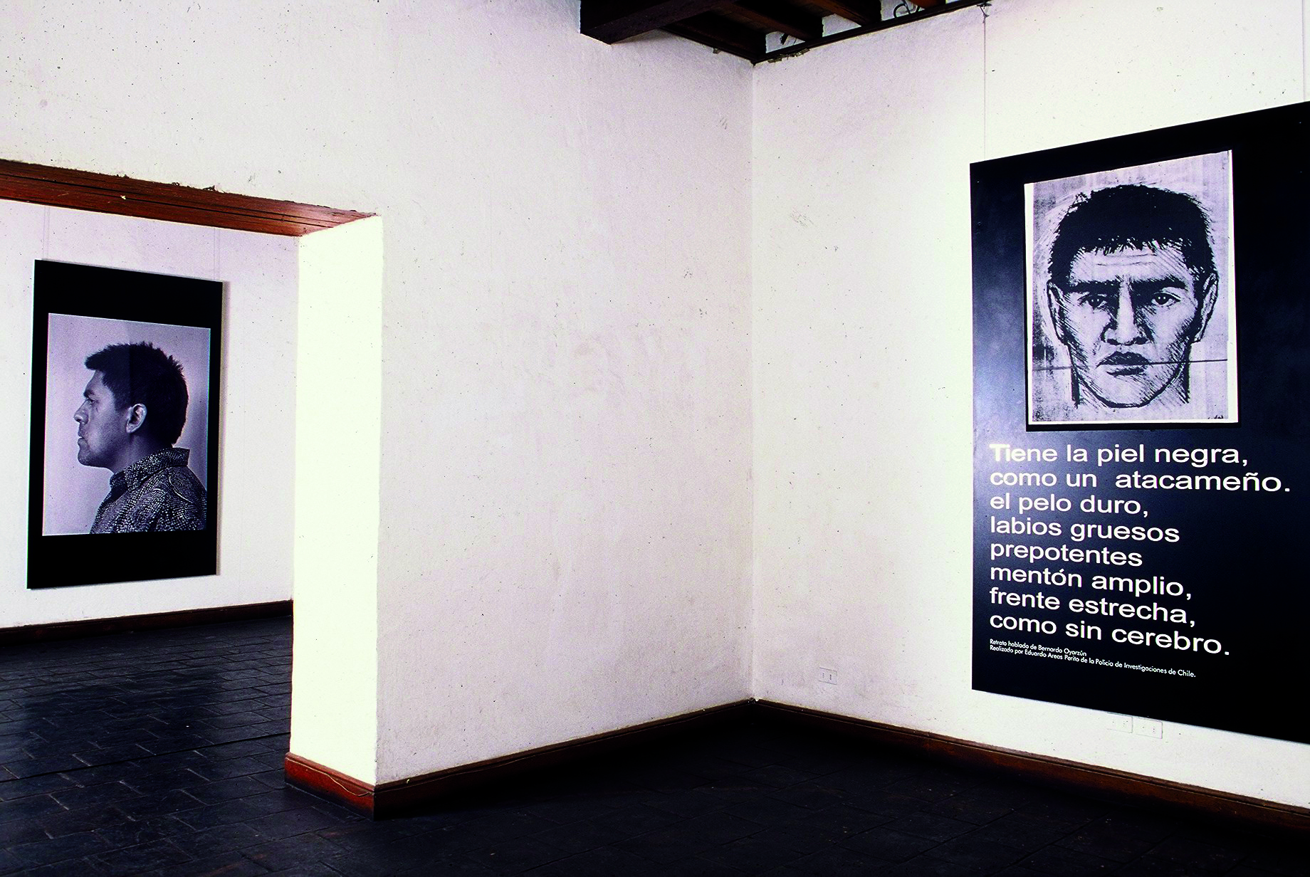 BAJO SOSPECHA, 1998 (vista de la exposición Posada del Corregidor) BAJO SOSPECHA, 1998 (vista de la exposición Posada del Corregidor)