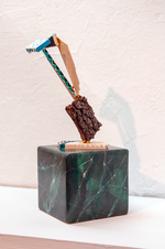 ESCULTURA SOBRE PLINTO DE MÁRMOL VERDE